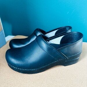 Dansko Classic Black Clogs / 39